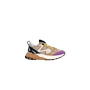 Sorte sneakers med violet detaljer inspireret af stien