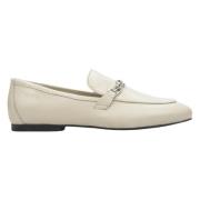 Kvinders Lyse Beige Læder Penny Loafers med en Sølvkæde ER00114386