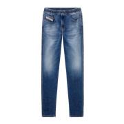 Slim Fit JoggJeans® med Distinkt Vask og Broderet Logo