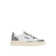 Metallic Finish Sneakers med Broderi Detaljer