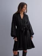 Neo Noir - Langærmede kjoler - Black - Ditte Satin Dress - Kjoler - Lo...