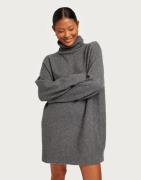 Nelly - Grå - Long Roll Neck Knit Dress