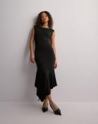 Nelly - Sort - Asymmetric Jersey Dress