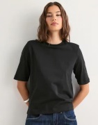Nelly - Sort - Powerful Shoulder Tee