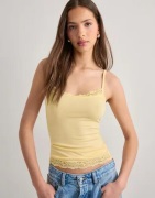 Nelly - Gul - Soft Lace Detail Singlet