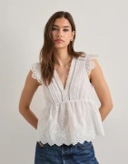 Nelly - Hvid - Embroidered Flounce Blouse